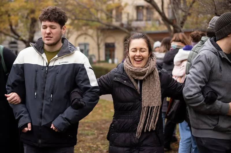 Nevető csoport a csapatépítőn