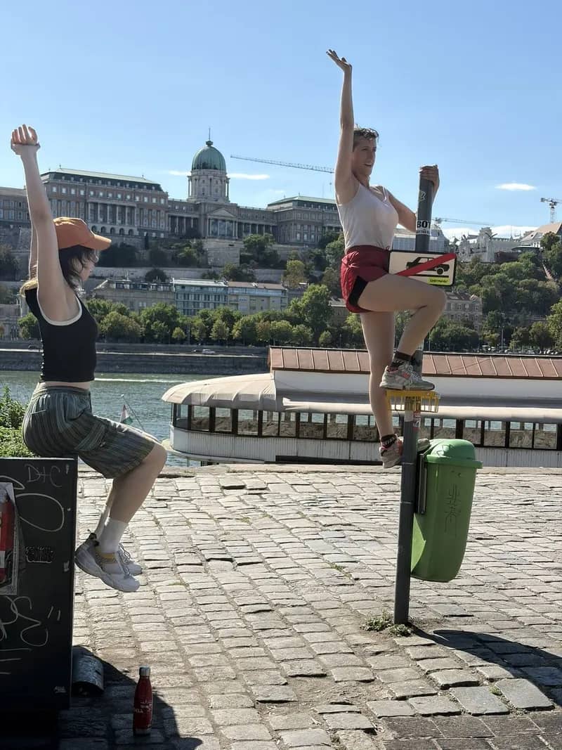 Mozgás a Duna-parton, háttérben a Budai Vár